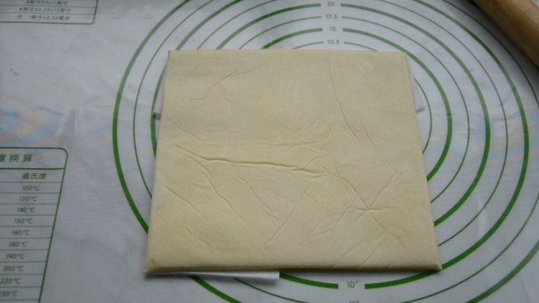 脏脏包,裹入黄油提前室温软化，放入油纸里，擀成均匀的黄油片，放入冰箱冷藏。