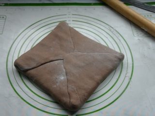 脏脏包,将面片四角向中间折叠，裹住黄油片，捏紧边缘。