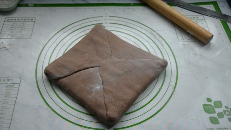 脏脏包,将面片四角向中间折叠，裹住黄油片，捏紧边缘。