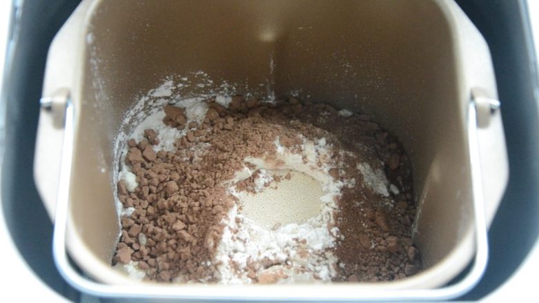 脏脏包,面包材料除黄油外，全部放入面包机内，启动揉面程序，揉成光滑面团。