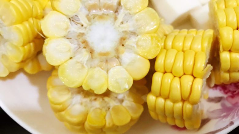 玉米山药薏仁猪骨汤,玉米切段