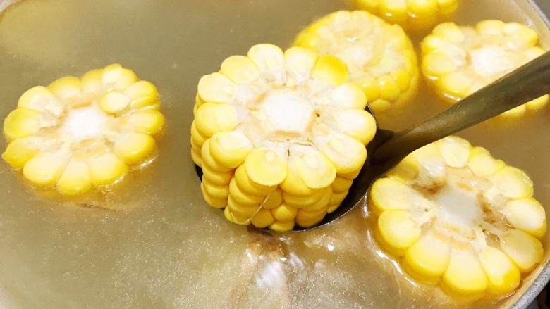 玉米山药薏仁猪骨汤,加入玉米段