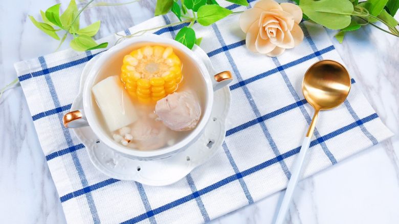 玉米山药薏仁猪骨汤,装碗