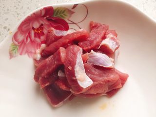 蒜苔炒肉-下饭菜,将50克肉切成肉条或者肉片都可以。
