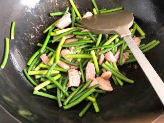 蒜苔炒肉-下饭菜,再倒入蒜苔一起炒。
