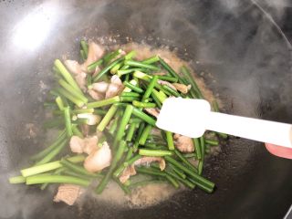 蒜苔炒肉-下饭菜,打开锅盖后，再加入少许水，加入1勺盐、1勺糖。