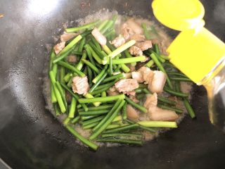 蒜苔炒肉-下饭菜,加入1勺蚝油。