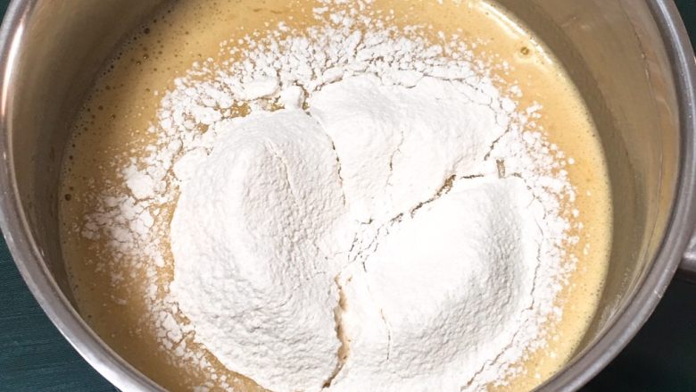 麦芽糖风味蛋糕,用打蛋器低速搅拌至糊状，过筛低筋粉。
