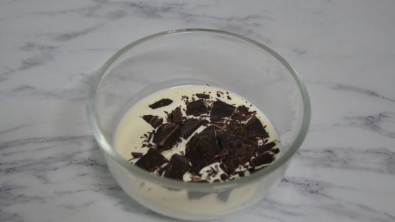 脏脏包,制作巧克力甘纳许，将巧克力与淡奶油混合，隔热水融化。