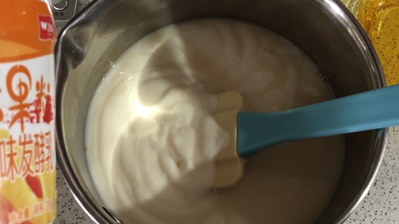 酸奶慕斯,加入酸奶拌匀