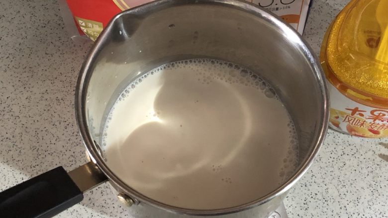 酸奶慕斯,牛奶或纯净水加糖，（糖也可与淡奶油一起打）加热至小冒泡