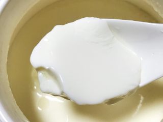 自制酸奶,做好的酸奶是原味的那种老酸奶。可以根据个人口味加入蜂蜜，芒果，草莓等各种水果。