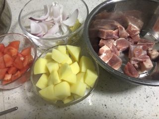 番茄土豆炖牛腩,3️⃣ 所有食材图：牛腩切小块，半个洋葱切片，生煎适量切小片，再取两根小葱。