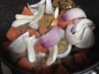 番茄土豆炖牛腩,9️⃣ 加入洋葱和番茄，继续翻炒出香味。