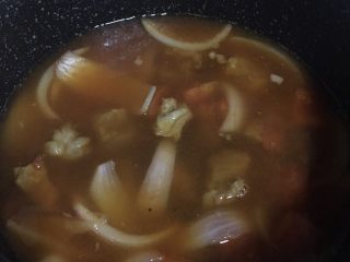 番茄土豆炖牛腩,1️⃣1️⃣ 加入一大锅水，水一定要多哦！不然中间很容易水就烧干了。
