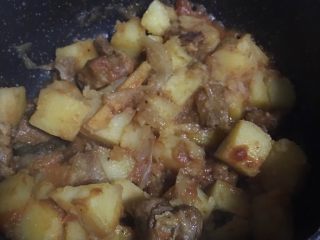 番茄土豆炖牛腩,1️⃣4️⃣ 我这里就是水有点少了，然后土豆煮久了，不过味道还是很好的。出锅前加少量盐调味，关🔥出锅。