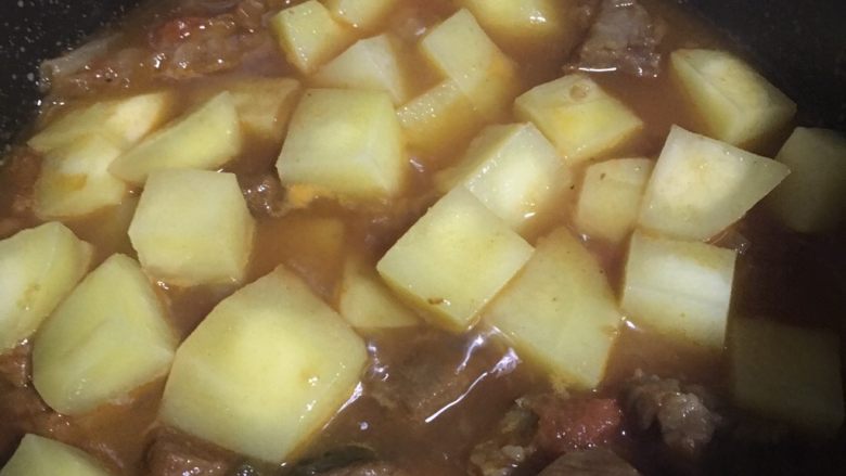 番茄土豆炖牛腩,1️⃣3️⃣ 然后加入土豆块继续小火慢炖，土豆煮至可以用筷子🥢戳进去即可，不要煮太烂了。