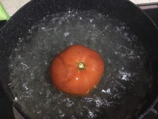 番茄土豆炖牛腩,2️⃣ 番茄🍅洗净，底部划十字，放入热水中烫一下去皮，切块。