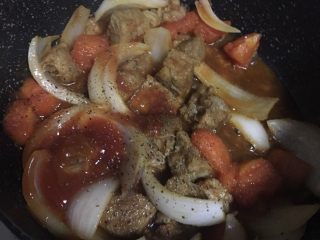 番茄土豆炖牛腩,🔟 倒入适量番茄酱，研入黑胡椒粒，翻炒均匀。