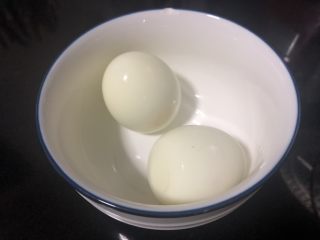 茭白虎皮蛋,鸡蛋煮熟，剥壳。