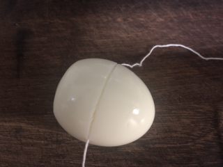 茭白虎皮蛋,用干净的棉线将鸡蛋切开。