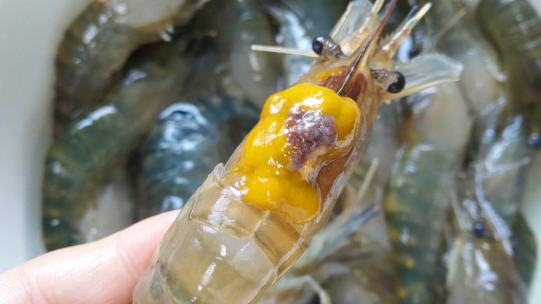 红烧沼虾,虾头上剪一刀，挤出脏物
