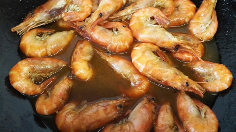 红烧沼虾,加入适量清水将沼虾炖煮一会