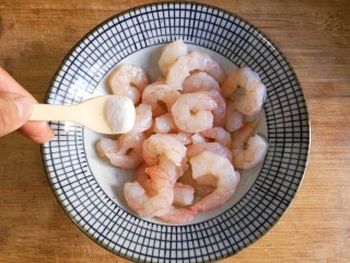 十味 龙井虾仁,在剥好的虾仁中加入适量的盐。