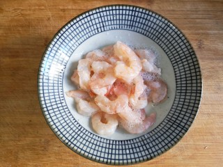 十味 龙井虾仁,将抓拌好的虾仁冷藏1小时让其充分腌制入味并膨胀。