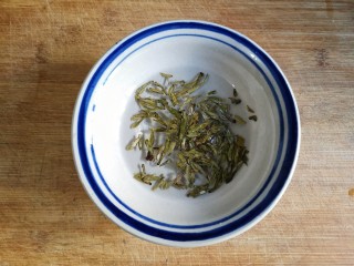 十味 龙井虾仁,龙井茶先用开水泡半分钟。