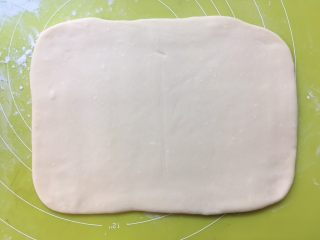双色牛角酥,揉面垫上撒点干粉，冰箱取出冷冻的白色面团
