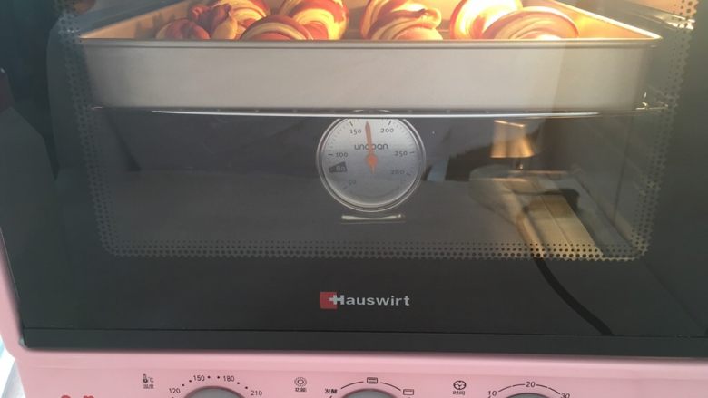 双色牛角酥,烤箱预热好后，将模具放入烤箱中层170度烤18分钟表面微微上色即可