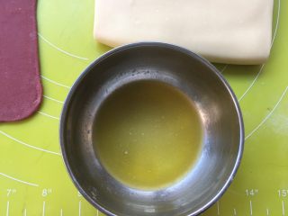 双色牛角酥,小碗内的黄油隔水加热至融化  
