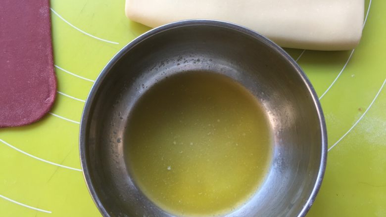 双色牛角酥,小碗内的黄油隔水加热至融化  