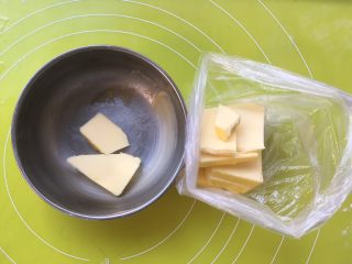 双色牛角酥,揉面的时候取出黄油，留8克装入小碗内，剩下的黄油切片装入小号保鲜袋，室温软化 