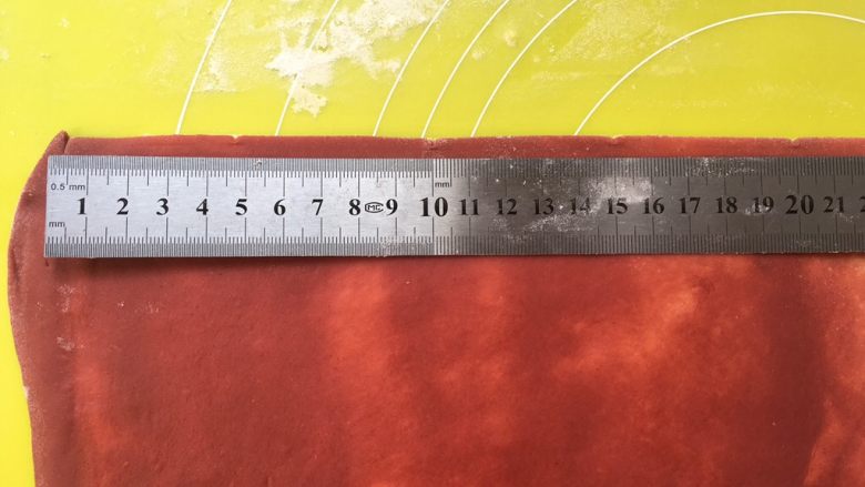 双色牛角酥,再用钢尺在上边每5厘米用刀压出一个点，下边对齐也是每5厘米用刀压出标记 