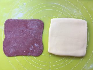 双色牛角酥,冰箱取出冷冻的白色面片跟红色面片，将白色面片擀成跟红色一样的大小 