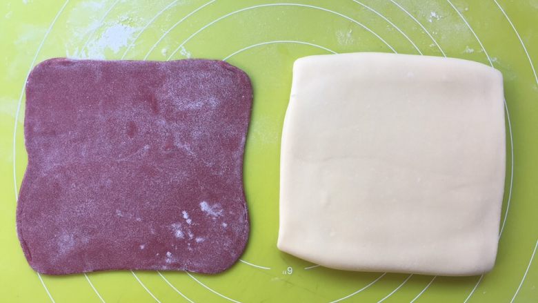双色牛角酥,冰箱取出冷冻的白色面片跟红色面片，将白色面片擀成跟红色一样的大小 