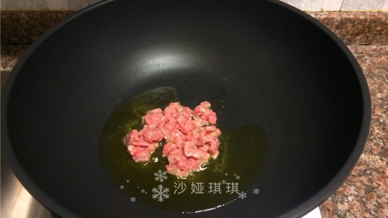 十味 泡豇豆炒牛肉粒,放入牛肉粒快速翻炒变色断生。