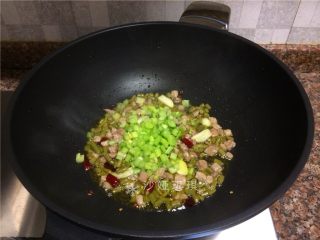 十味 泡豇豆炒牛肉粒,放入芹菜翻炒片刻。