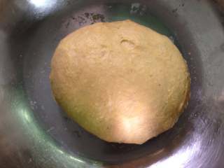  全麦紫薯南瓜面包,除黄油外的材料混合在一起揉成团。