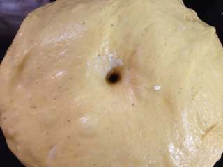  全麦紫薯南瓜面包,手指沾粉插入面团，洞不回缩塌陷，一次发酵完成。