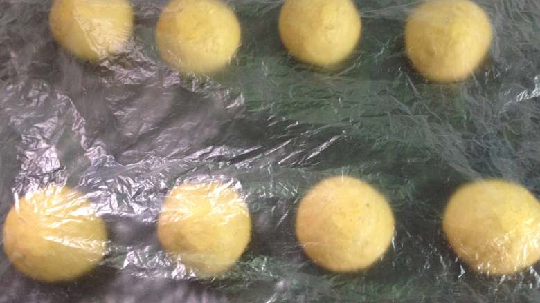  全麦紫薯南瓜面包,拿出排气松弛后把面团分割成均等的8个，滚圆后继续松弛。