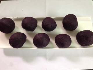  全麦紫薯南瓜面包,把紫薯泥也分成8份，每份35克。