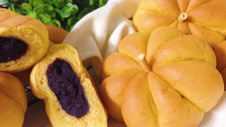 全麦紫薯南瓜面包,软糯香甜，营养丰富的全麦紫薯南瓜面包。
