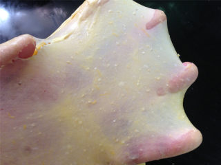  全麦紫薯南瓜面包,揉到光滑的面团能拉出厚膜后加入黄油继续揉到能拉出大片薄膜后在温暖处进行一次发酵。