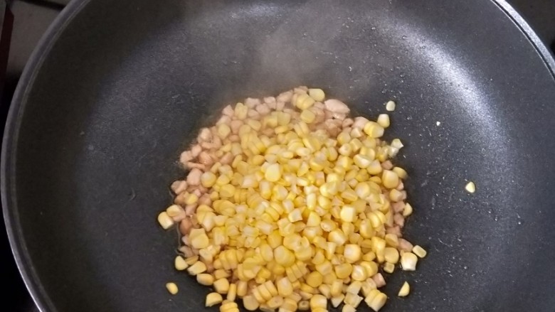 西芹肉末玉米,然后放入玉米粒，翻炒均匀。