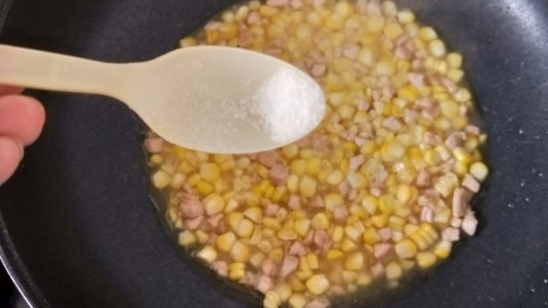 西芹肉末玉米,再加入少许盐和适量热水，煮一分钟左右。