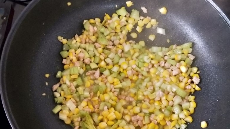 西芹肉末玉米,最后再加适量耗油调味，翻炒均匀即可出锅。