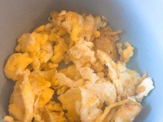 杏鲍菇火腿蛋炒饭,鸡蛋称出备用